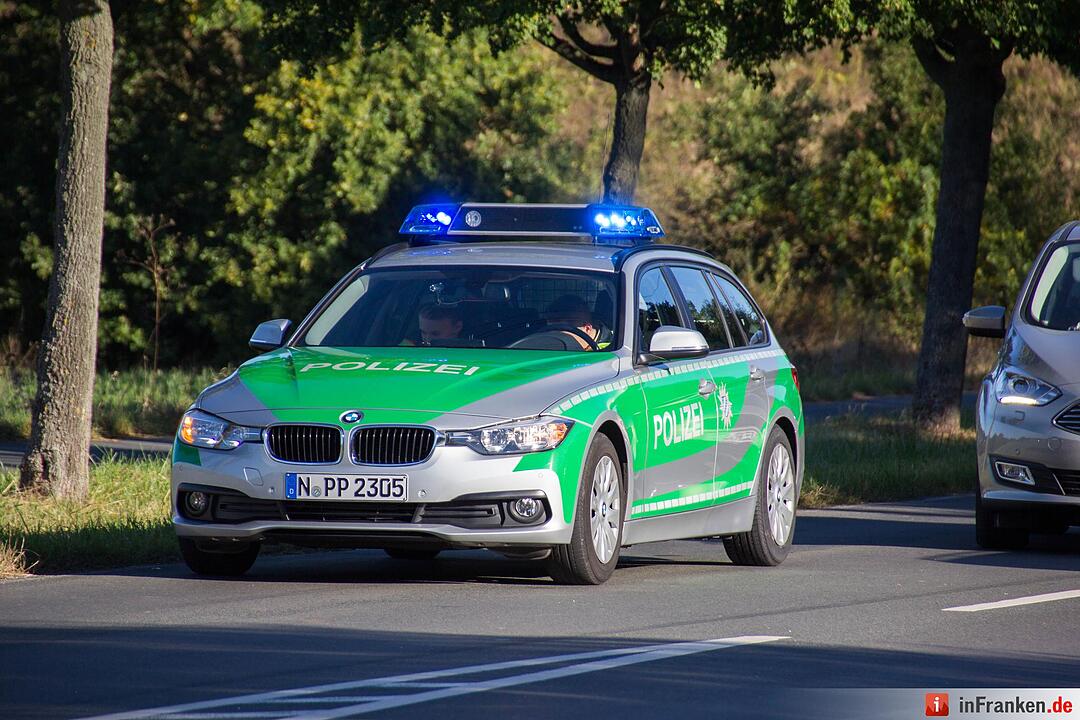 Transporter kollidiert mit Kleinwagen und kracht in Bushaltestelle