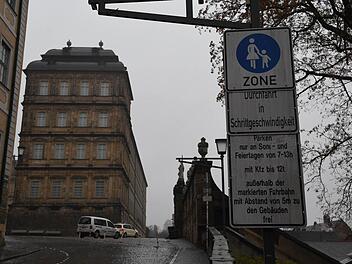 Die Fotos zeigen den aktuellen Stand, der sich demnächst ändern wird. Fast wäre der Schilderwald am Domplatz und in der Karolinenstraße noch größer geworden, nun gibt es eine vereinfachte Lösung. Die Karolinenstraße wird künftig durchgehend täglich von 7 Uhr bis 18.30 Uhr befahrbar sein. Foto: Ronald Rinklef