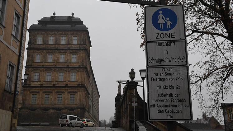Die Fotos zeigen den aktuellen Stand, der sich demnächst ändern wird. Fast wäre der Schilderwald am Domplatz und in der Karolinenstraße noch größer geworden, nun gibt es eine vereinfachte Lösung. Die Karolinenstraße wird künftig durchgehend täglich von 7 Uhr bis 18.30 Uhr befahrbar sein. Foto: Ronald Rinklef