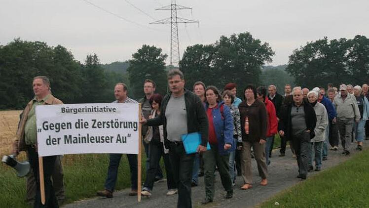 Protestzug entlang des vorgesehenen Kiesabbaugebiets: Knapp 150 Bürger nahmen an der Begehung der Mainleuser Au teil. Foto: Jürgen Gärtner