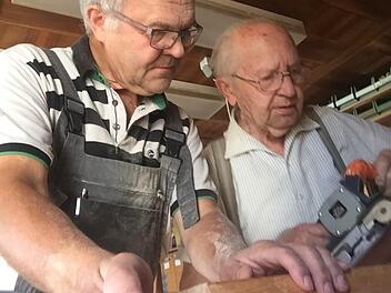 Konrad Gottschall (links) und  Gundelsheims Altbürgermeister Michael Arneth bei der Produktion. Foto; privat