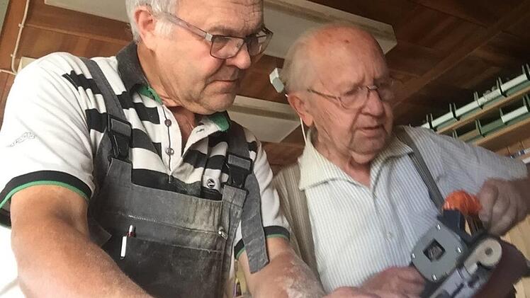 Konrad Gottschall (links) und  Gundelsheims Altbürgermeister Michael Arneth bei der Produktion. Foto; privat