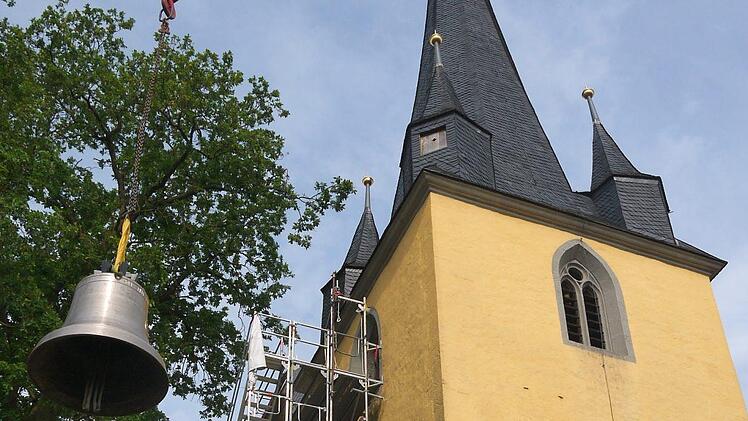 Alles im Griff:  Gerd Klemptner schaut zu, wie die rund 1600 Kilo schwere große Glocke in den Turm der Gleußener Kirche gehoben wird.   Diese Aktion lief, wie der ganze Tag, reibungslos.Berthold Köhler