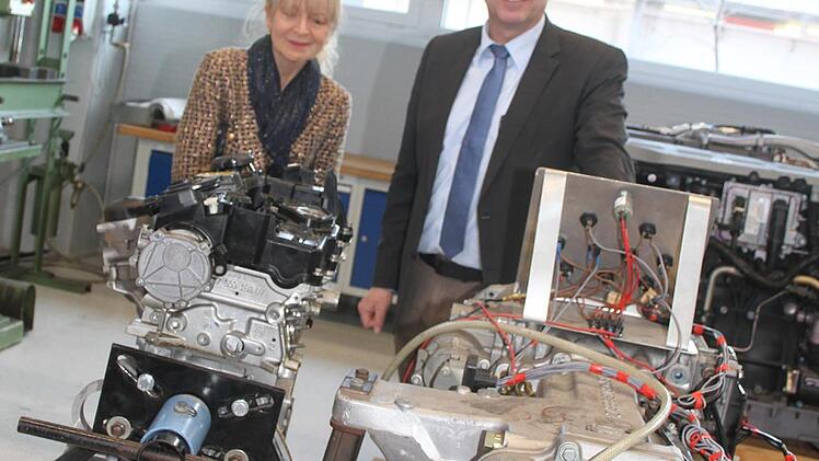 Die Leiterin des "Polo Tecnico Professionale di Lugo" Milla Lacchini zeigte sich von der Führung durch das berufliche Schulzentrum beeindruckt: Schulleiter Alexander Battistella freute sich und möchte einen europäischen, lebendigen Austausch zwischen den beiden Schulen. Foto: Sonny Adam