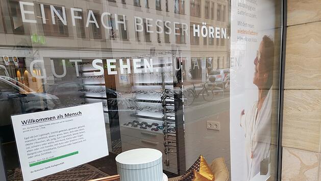 Bamberger Optiker mit skurrilem Schaufenster-Aushang  - das ist seine Botschaft