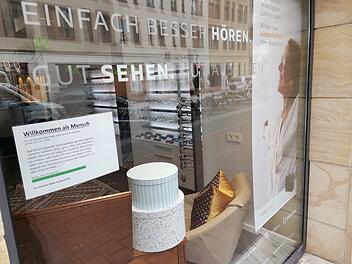 Bamberger Optiker mit skurrilem Schaufenster-Aushang  - das ist seine Botschaft