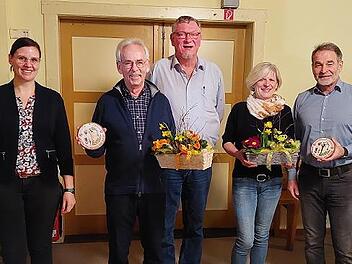 Bei der Auszeichnung der Preisträger, von links: Kreisfachberaterin Anna-Lena Neubig, Wolfgang Wagner, Vorsitzender Harald Wenig sowie Elke und Roland Glomb.
