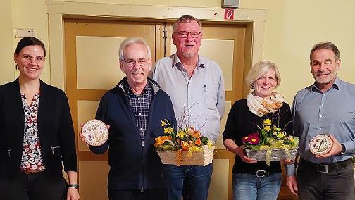 Bei der Auszeichnung der Preisträger, von links: Kreisfachberaterin Anna-Lena Neubig, Wolfgang Wagner, Vorsitzender Harald Wenig sowie Elke und Roland Glomb.