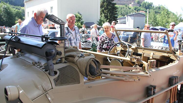 So ein Amphibienfahrzeug sieht man selten. Es war st&auml;ndig von Schaulustigen umlagert. Foto: Sonny Adam