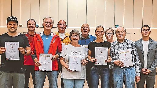 Auf dem Bild sind (hinten von links) Frank Mersdorf, Wolfgang Herrlein, Ernst Straub, Monika H&uuml;ttl, Matthias H&uuml;ttl, vorne sind (von links) Mario H&auml;fner, Roland Fr&ouml;hlich, Christine Schmitt, Christina F&uuml;ller und Friedl Kleinhenz.