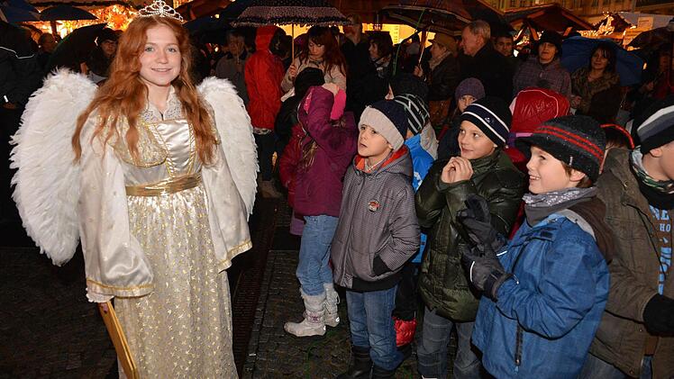 Isabel Wais ist in der  zweiten Saison das "Bamberger Christkind", hier mit Kindern aus dem Chor der  Rupprechtschule