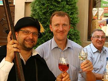 Der Türmer Volker I schwitzt nicht schlecht, aber er hält durch und stößt mit Bürgermeister Pavel Klepacek aus Asch und Helmut Schleyer aus Seinsheim an. Foto: Th. Meyer