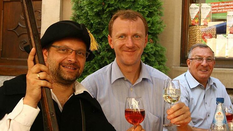 Der Türmer Volker I schwitzt nicht schlecht, aber er hält durch und stößt mit Bürgermeister Pavel Klepacek aus Asch und Helmut Schleyer aus Seinsheim an. Foto: Th. Meyer