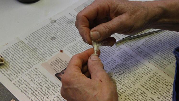 Die Beinmuskulatur wird mit Watte nachmodelliert.