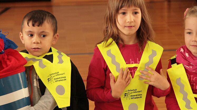 Übergabe der Sicherheitsdreiecke zum Schulanfang 2014 in Münnerstadt. Fotos: Paul Ziegler/Heike Beudert