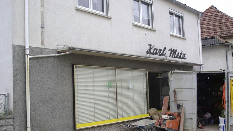 Das ehemalige Lebensmittelgeschäft Metz in der Hauptstraße soll durch eine Lebensmittelkette saniert und reaktiviert werden. Dafür sucht die Firma "Igros" einen Pächter.  Foto: Winfried Ehling