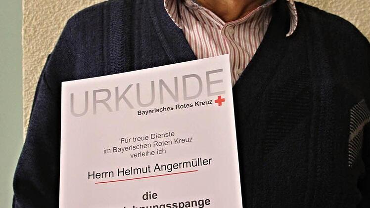 Stolz zeigt Helmut Angermüller die Urkunde, die ihm bei der Jahresversammlung neben der Auszeichhnungsspange für 50-jähriges Wirken beim Roten Kreuz überreicht wurde.. Foto: Helmut Will