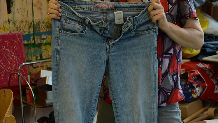 Ausgetragene Jeans sollte man nie wegwerfen. Jetzt geht es erst richtig los für Hannelore Rundell. Foto: Elisabeth Assmann