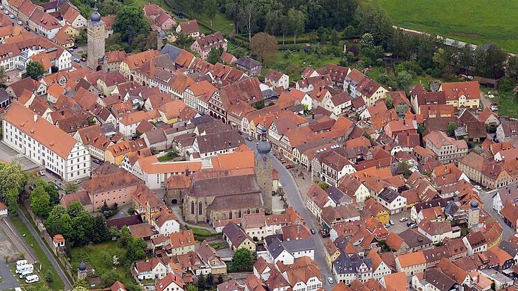 Allein durch seinen schmucken Stadtkern und der Grünanlage drumherum hat Ebern den Titel der Supergemeinde verdient. Es gibt aber noch Dutzende weiterer Gründe, für die Kleinstadt im Baunachgrund zu werben und zu klicken. Foto: Ronald Rinklef