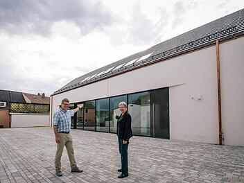 Das ist es: Nach acht Jahren Planungs- und Bauzeit eröffnet die Evangelisch-Lutherische Kirchengemeinde Kronach am Sonntag ihr neues Gemeindehaus. Pfarrer Martin Gundermann (links) und Dekanin Dorothea Richter sind mit dem Ergebnis sichtlich zufrieden. Foto: Marian Hamacher