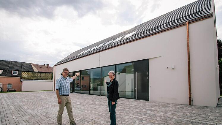 Das ist es: Nach acht Jahren Planungs- und Bauzeit eröffnet die Evangelisch-Lutherische Kirchengemeinde Kronach am Samstag ihr neue Gemeindehaus. Pfarrer Martin Gundermann (links) und Dekanin Dorothea Richter sind mit dem Ergebnis sichtlich zufrieden.  Foto: Marian Hamacher