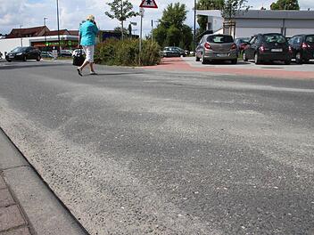 Noch zu erkennen sind die Reste vom illegal errichteten Zebrastreifen in der Callenberger Stra&szlig;e. Foto: O. Schmidt