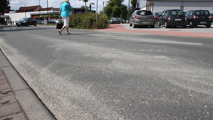 Noch zu erkennen sind die Reste vom illegal errichteten Zebrastreifen in der Callenberger Stra&szlig;e. Foto: O. Schmidt