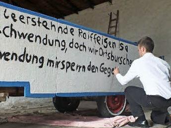 Der Kerwaswagen wurde erst kurz vor dem Umzug beschriftet. Foto: maw