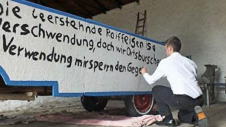 Der Kerwaswagen wurde erst kurz vor dem Umzug beschriftet. Foto: maw