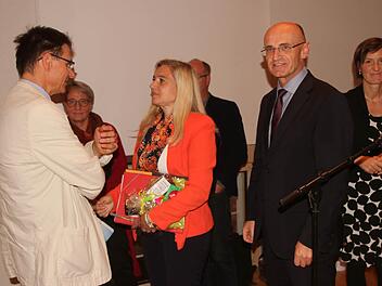 Staatsministerin Melanie Huml (Zweite von links) im Gespräch mit Christian Pfeiffer von der Kassenärztlichen Vereinigung Unterfranken (KVU, links) sowie Tina Lenhart und Landrat Wilhelm Schneider (von rechts). Foto: Günther Geiling