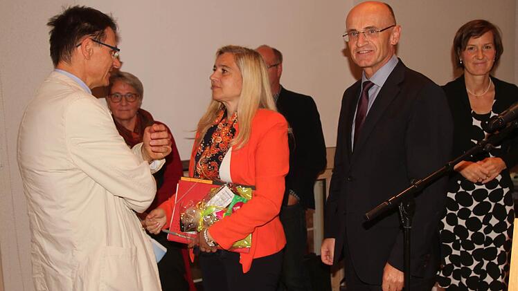 Staatsministerin Melanie Huml (Zweite von links) im Gespräch mit Christian Pfeiffer von der Kassenärztlichen Vereinigung Unterfranken (KVU, links) sowie Tina Lenhart und Landrat Wilhelm Schneider (von rechts). Foto: Günther Geiling