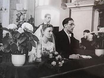 Als Margarete Müller 16 war, machte ihr ihr späterer Mann, Josef Schmidt, einen Heiratsantrag. Gefunkt hatte es bei einem Krippenspiel, bei dem die beiden als Maria und Josef zu sehen waren. Mit 19 Jahren sagte die "Rettl" Ja - in der Oberen Pfarre.  Repro: Ronald Rinklef