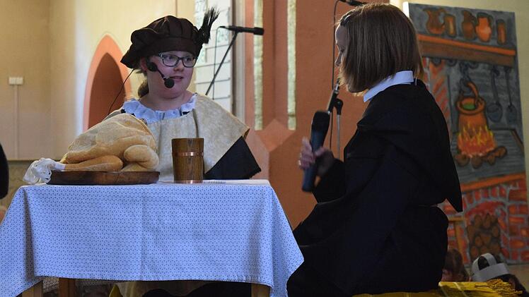 Luther bekommt von seinem Freund Spalatin Besuch und verkündet ihm die Frohe Kunde: Es ist ihm gelungen, die Bibel ins Deutsche zu übersetzen, damit sie von nun an jeder selbst lesen kann. Foto: Daniela Pondelicek