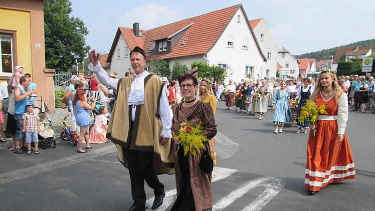 Lehnsherr Heinrich von Fuchsstadt (Andreas Kreß) und seine Familie. Foto: Winfried Ehling