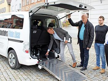 Herbert Fiederling demonstriert Gerald Brehm, Thomas Oppelt und Marco Fischer (v. l.), der die Stiftungstreuhand vertritt, die Rollstuhlrampe der "Flinken Liese". Fotos: Evi Seeger