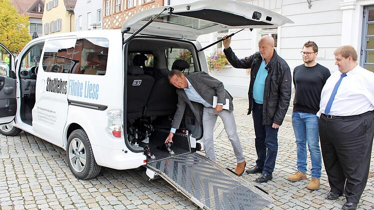 Herbert Fiederling demonstriert Gerald Brehm, Thomas Oppelt und Marco Fischer (v. l.), der die Stiftungstreuhand vertritt, die Rollstuhlrampe der "Flinken Liese". Fotos: Evi Seeger