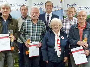 Die Gemeinde ehrte treue Blutspender, und zwar Matthias Löffler (25 Mal), Rüdiger Schmidt und Joachim Annemüller (beide 50), Ullrich Knoch und Wolfhardt Richter (beide 75), Stefan Maisel (100) und Heinz Brandl (125) Foto: Lothar Weidner