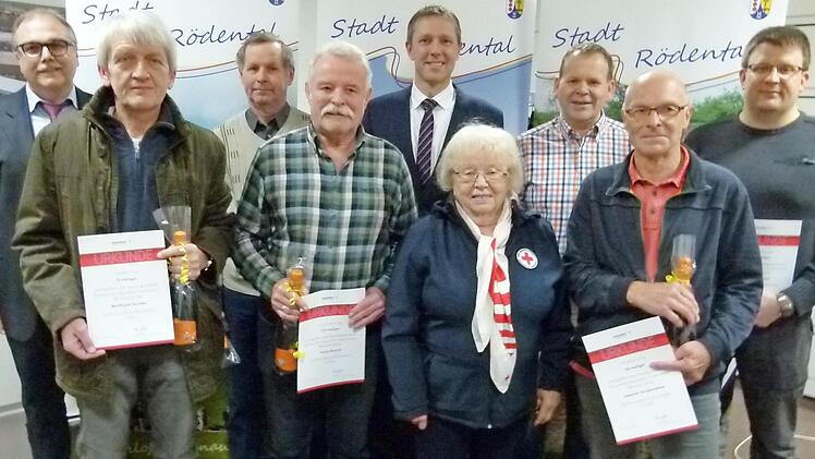 Die Gemeinde ehrte treue Blutspender, und zwar Matthias Löffler (25 Mal), Rüdiger Schmidt und Joachim Annemüller (beide 50), Ullrich Knoch und Wolfhardt Richter (beide 75), Stefan Maisel (100) und Heinz Brandl (125) Foto: Lothar Weidner