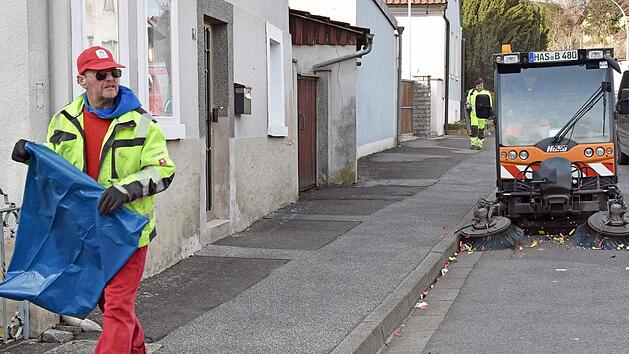 Nach jedem Faschingszug in Obertheres m&uuml;ssen die Stra&szlig;en gereinigt werden. Der Gemeinderat Theres hat sich bereiterkl&auml;rt, dass die Gemeinde die Kosten daf&uuml;r &uuml;bernimmt.  Foto: Ulrike Langer