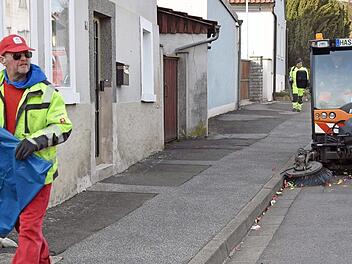 Nach jedem Faschingszug in Obertheres müssen die Straßen gereinigt werden. Der Gemeinderat Theres hat sich bereiterklärt, dass die Gemeinde die Kosten dafür übernimmt.  Foto: Ulrike Langer