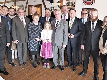 Klaus Zahner mit Ehefrau Heidemarie und den Gratulanten  Fotos: W. Reißaus