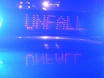 Auf der B26 bei Stockstadt am Main hat sich am Dienstag ein schwerer Verkehrsunfall mit Beteiligung eines Streifenwagens ereignet. F&uuml;nf Menschen wurden verletzt, zwei von ihnen schwer. Symbolfoto: Ronald Rinklef