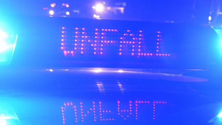 Auf der B26 bei Stockstadt am Main hat sich am Dienstag ein schwerer Verkehrsunfall mit Beteiligung eines Streifenwagens ereignet. F&uuml;nf Menschen wurden verletzt, zwei von ihnen schwer. Symbolfoto: Ronald Rinklef