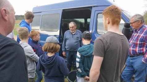 Nikolaus Schadt erkl&auml;rt den Jugendlichen den Besatz. Foto: Oliver J&uuml;sten
