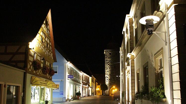 So könnte sich die Höchstadter Hauptstraße vom Scharfen Eck bis zum Stadtturm mit einer Architekturbeleuchtung dauerhaft präsentieren.  Foto: Andreas Dorsch