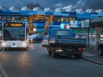 Die Baustelle in der Hofer Straße führt den Verkehr auf Umwege. Auch der Stadtbus fährt durch die Kettelerstraße. Foto: Alexander Hartmann