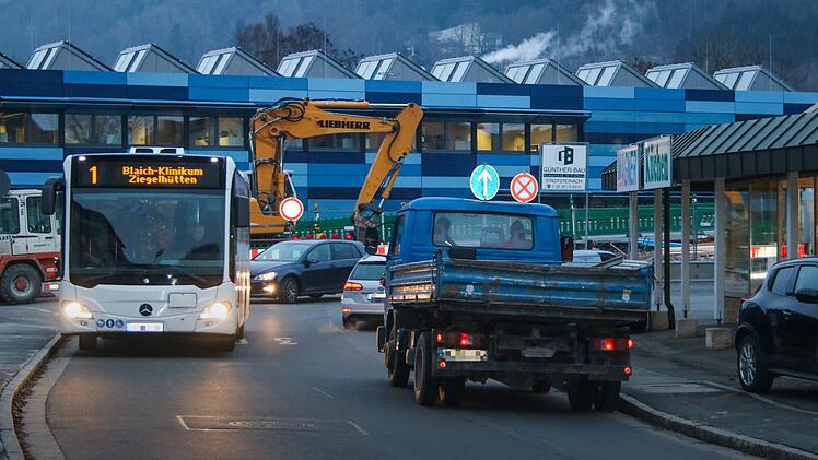 Die Baustelle in der Hofer Straße führt den Verkehr auf Umwege. Auch der Stadtbus fährt durch die Kettelerstraße. Foto: Alexander Hartmann