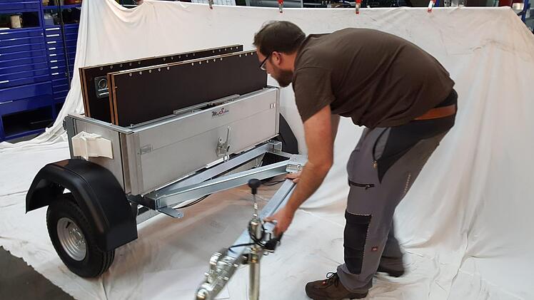 Nach dem Sieg bei "Das Ding des Jahres" ein gefragter Mann: Ulrich Müller (hier in der Fabrikhalle, in der MuSchu-Anhängersyteme Mieter ist). Foto: Sabine Christofzik