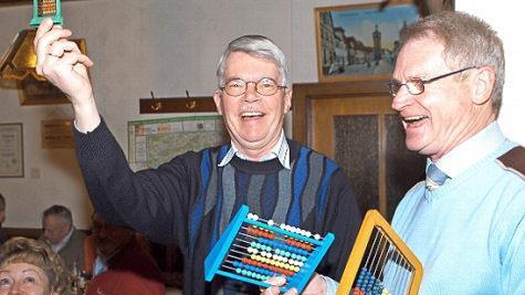 Für eine so lange Zeit braucht's schon fast einen Rechenschieber: Vorsitzender Gäbelein (rechts) mit Kassier Uli Neuner (Foto von 2005)