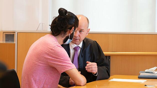 Der 31-Jährige und sein Verteidiger Axel Küster besprechen sich. Foto: Jonas Wenzel